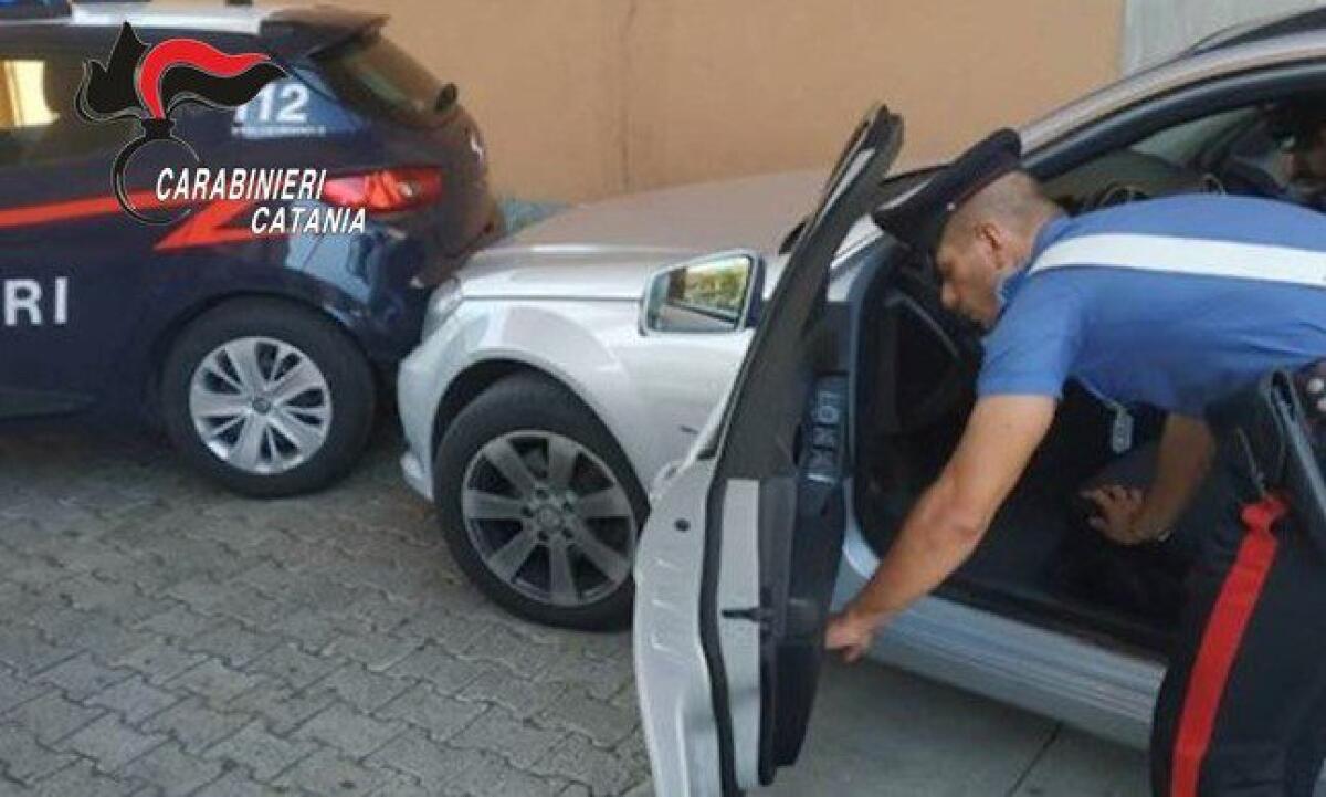 CATANIA. DUE MINORI IN AUTO SCAPPANO DAVANTI AI CARABINIERI: INSEGUITI E RAGGIUNTI, UNO VIENE DENUNCIATO - 
