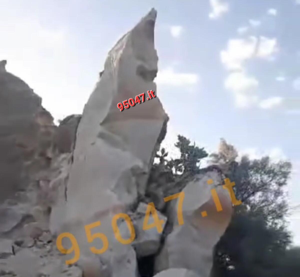 PATERNÓ CROLLA UNA PARTE DELLA ROCCA PIETRALUNGA, IL VIDEO - 