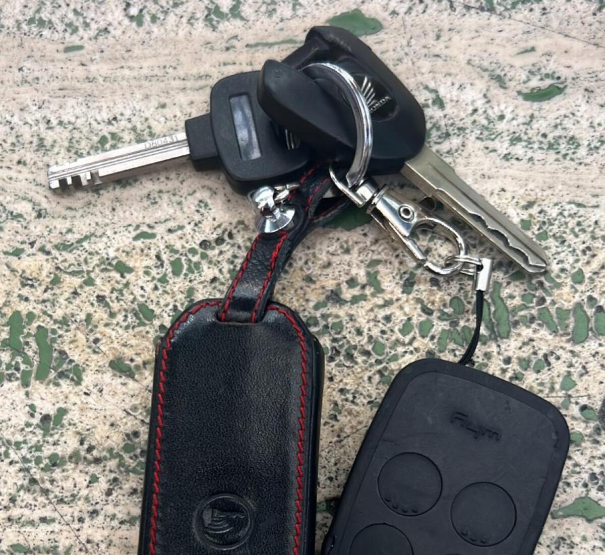 RITROVATO IN ZONA SCHETTINO QUESTO MAZZO DI CHIAVI - 