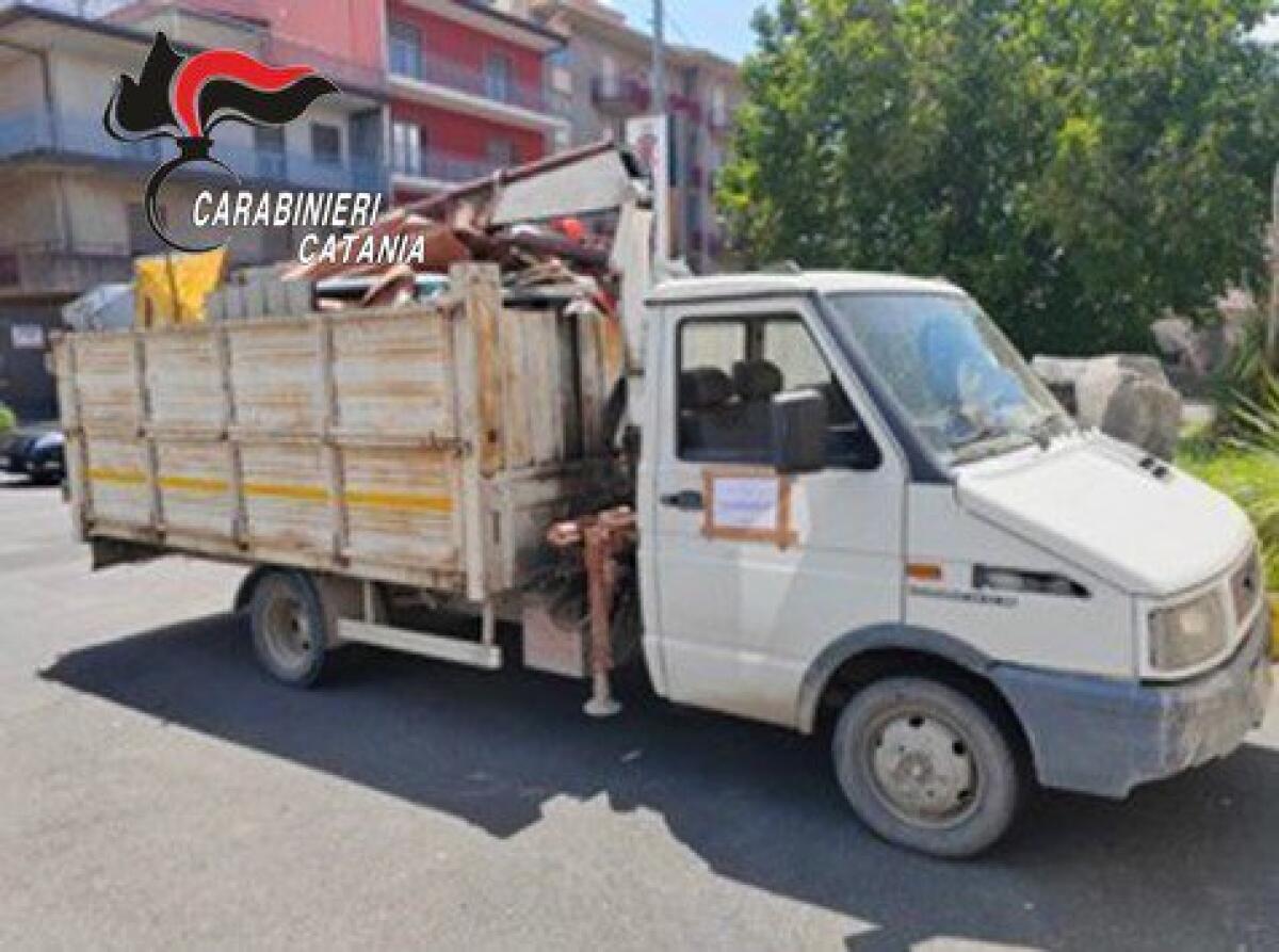 RANDAZZO, DUE CATANESI A SPASSO CON UNA CARCASSA D'AUTO NEL FURGONE - 