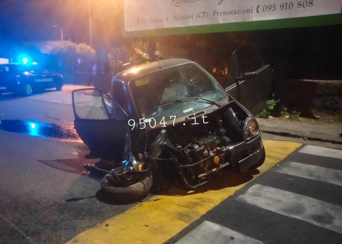INCIDENTE NELLA NOTTE A SAN GIOVANNI LA PUNTA, MINICAR CONTRO MURO, DUE FERITI - 