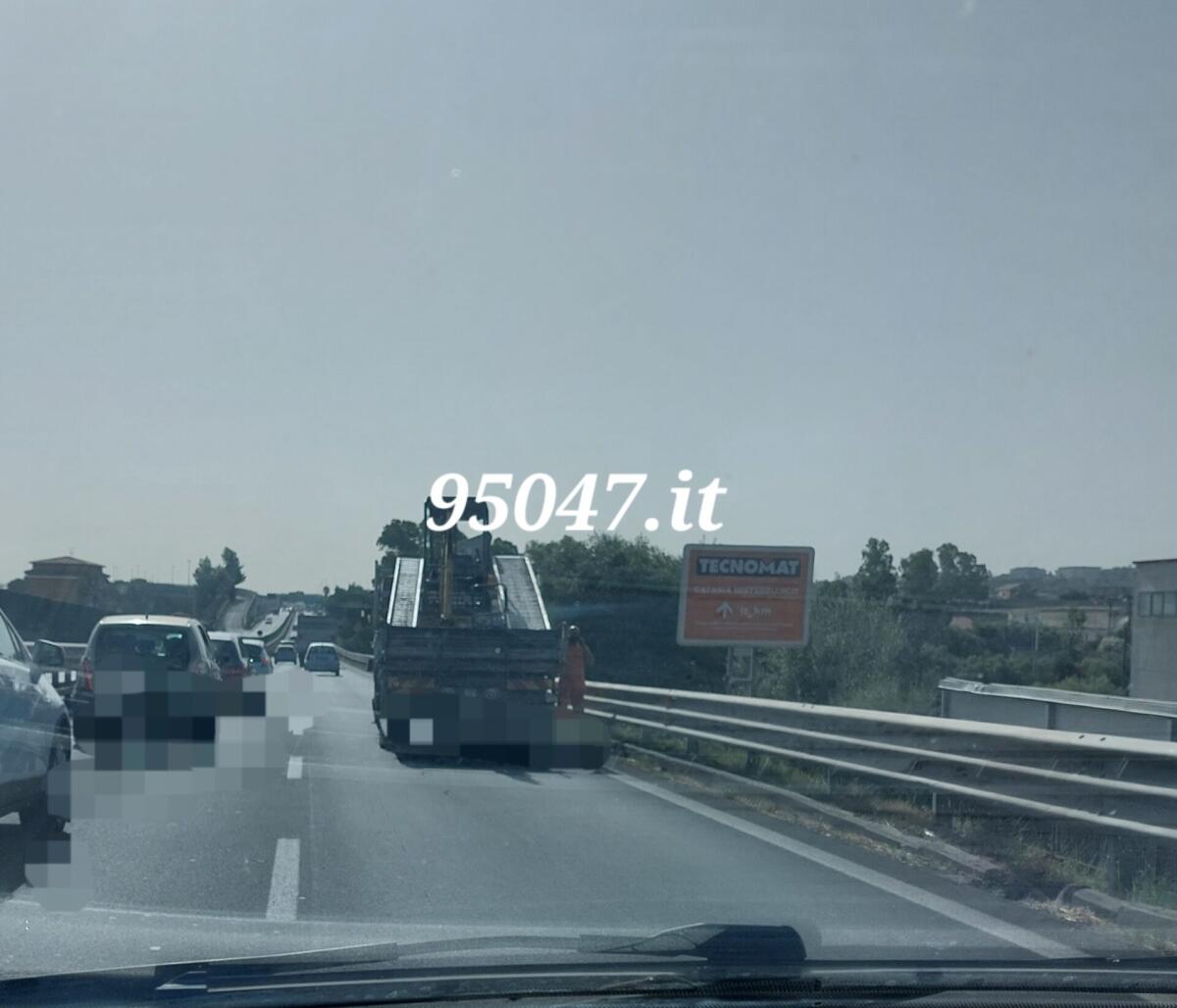 CAMION IN PANNE SULLA SS121, RALLENTAMENTI DIREZIONE CATANIA - 