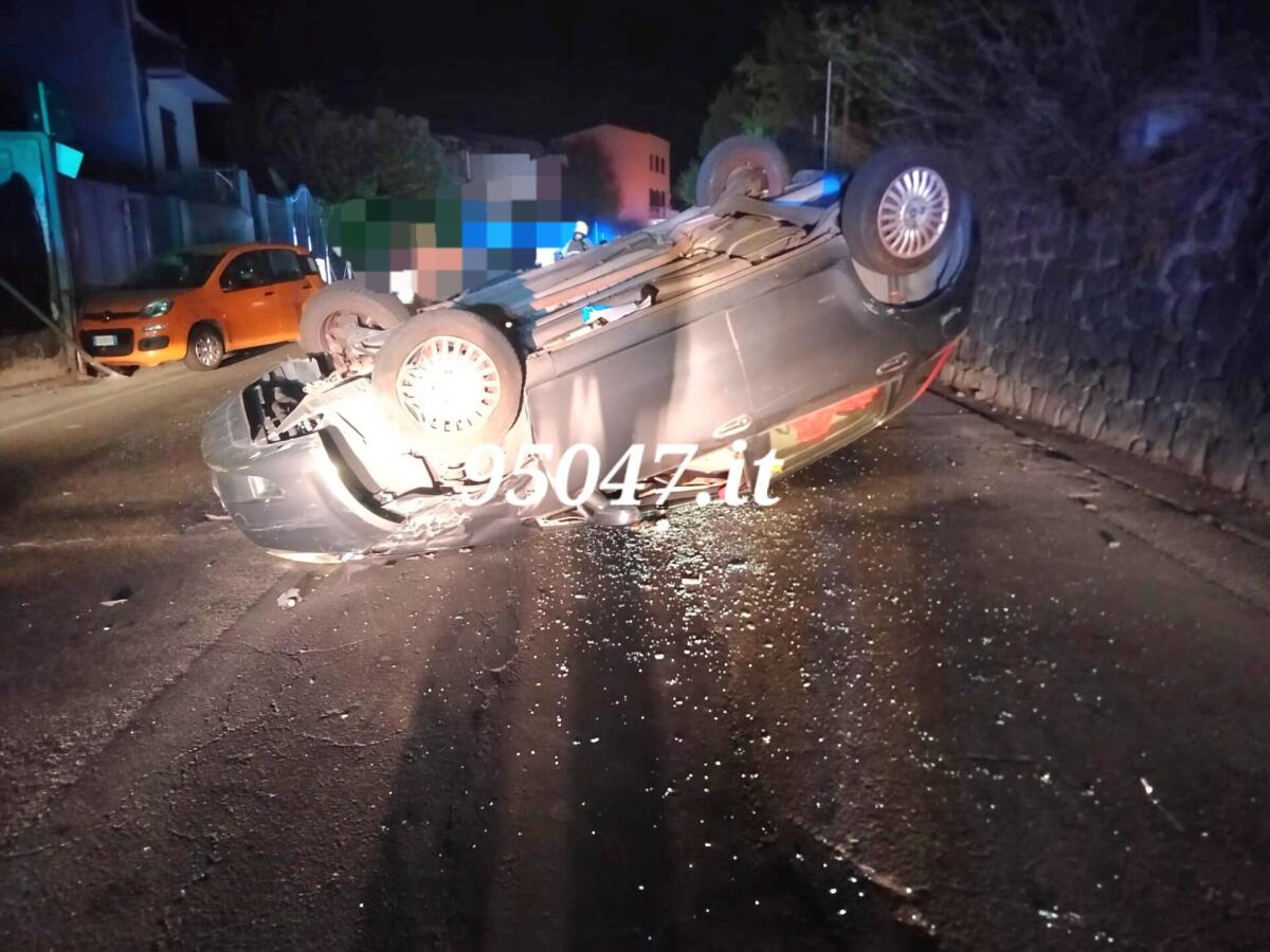 ACI CASTELLO. SI SCHIANTA NELLA NOTTE  CONTRO UN'AUTO IN SOSTA, POI SI RIBALTA - 