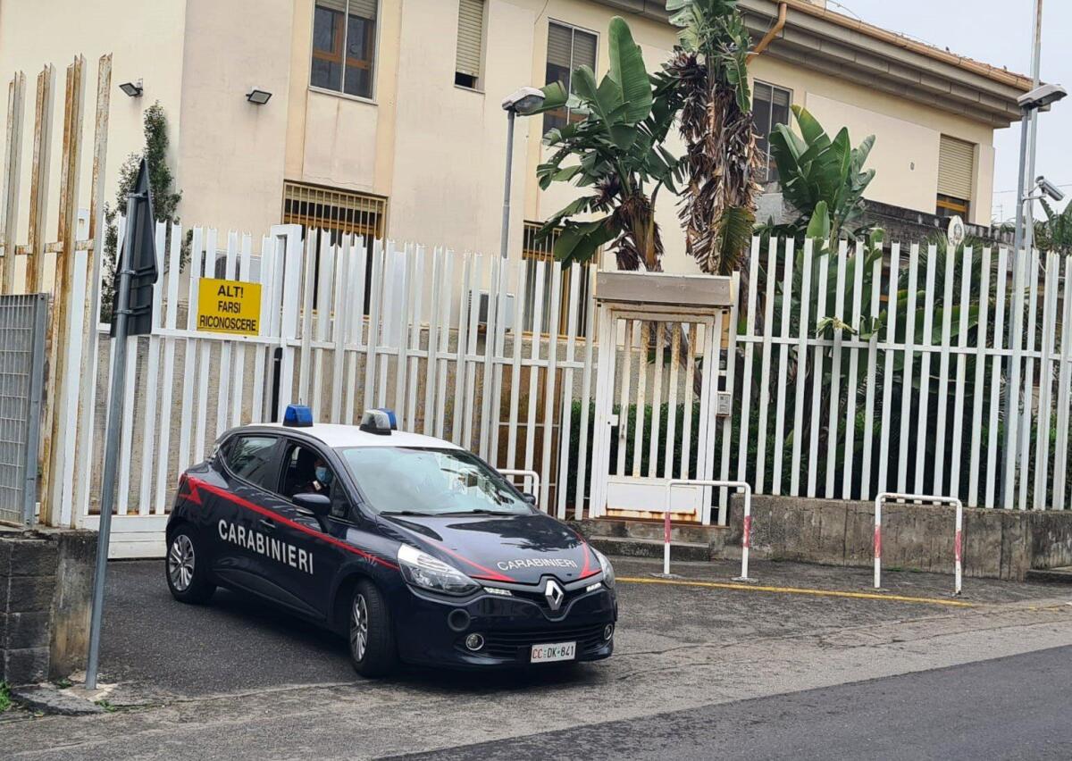 ACI CASTELLO. TRADITO DAL FORTE ODORE DI MARIJUANA, ARRESTATO DAI CARABINIERI. - 