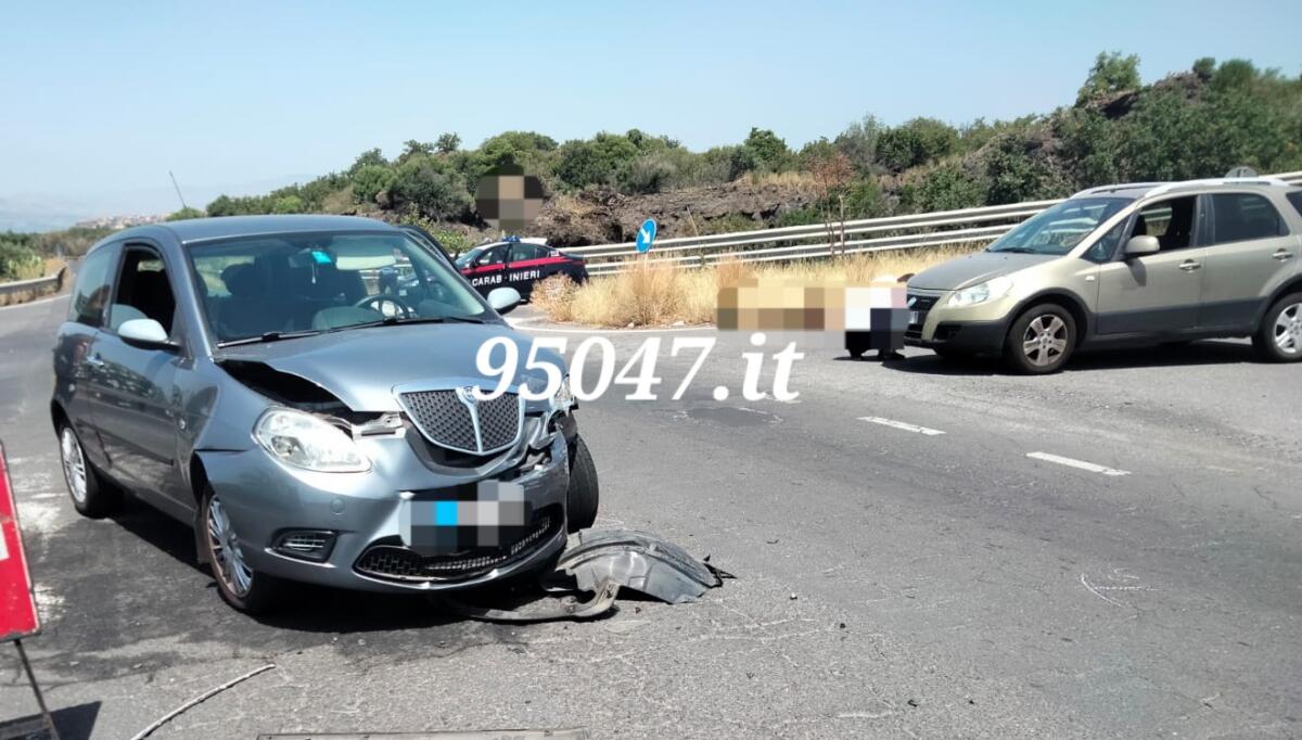 PATERNÒ. SCONTRO TRA DUE AUTO AL BIVIO "CURRONE", UNA FERITA - 