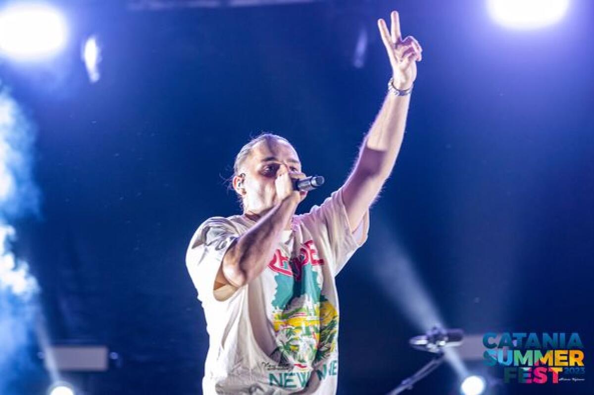 ERNIA FA CANTARE A SQUARCIAGOLA IL PUBBLICO DELLA VILLA BELLINI DI CATANIA - 