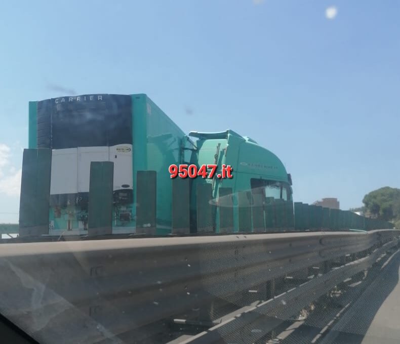 INCIDENTE SULLA SS121, TIR FINISCE LA SUA CORSA IN SENSO CONTRARIO DI MARCIA