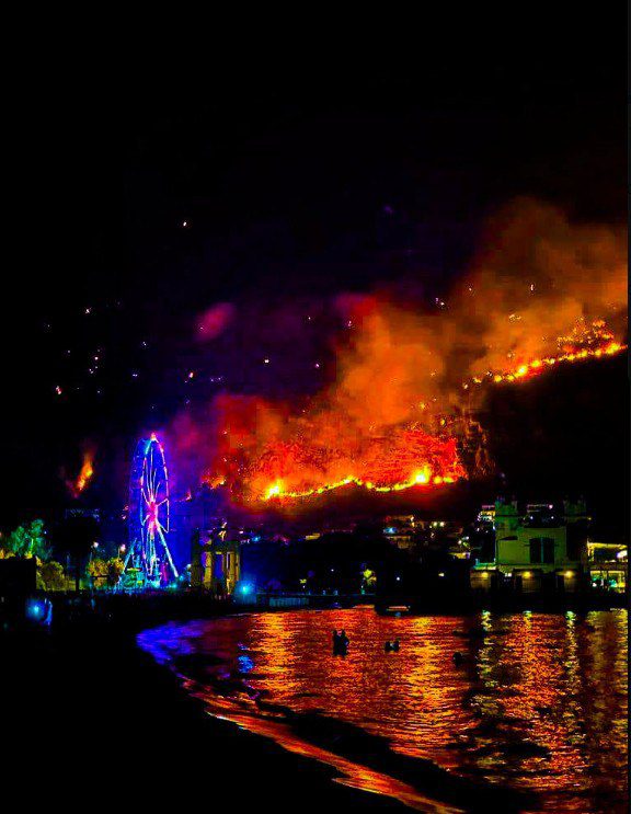 NOTTE DI PAURA A PALERMO, A FUOCO LE COLLINE INTORNO ALLA CITTÀ. LA PROTEZIONE CIVILE INVITA A NON USCIRE DI CASA A CAUSA DEL RISCHIO DIOSSINA.