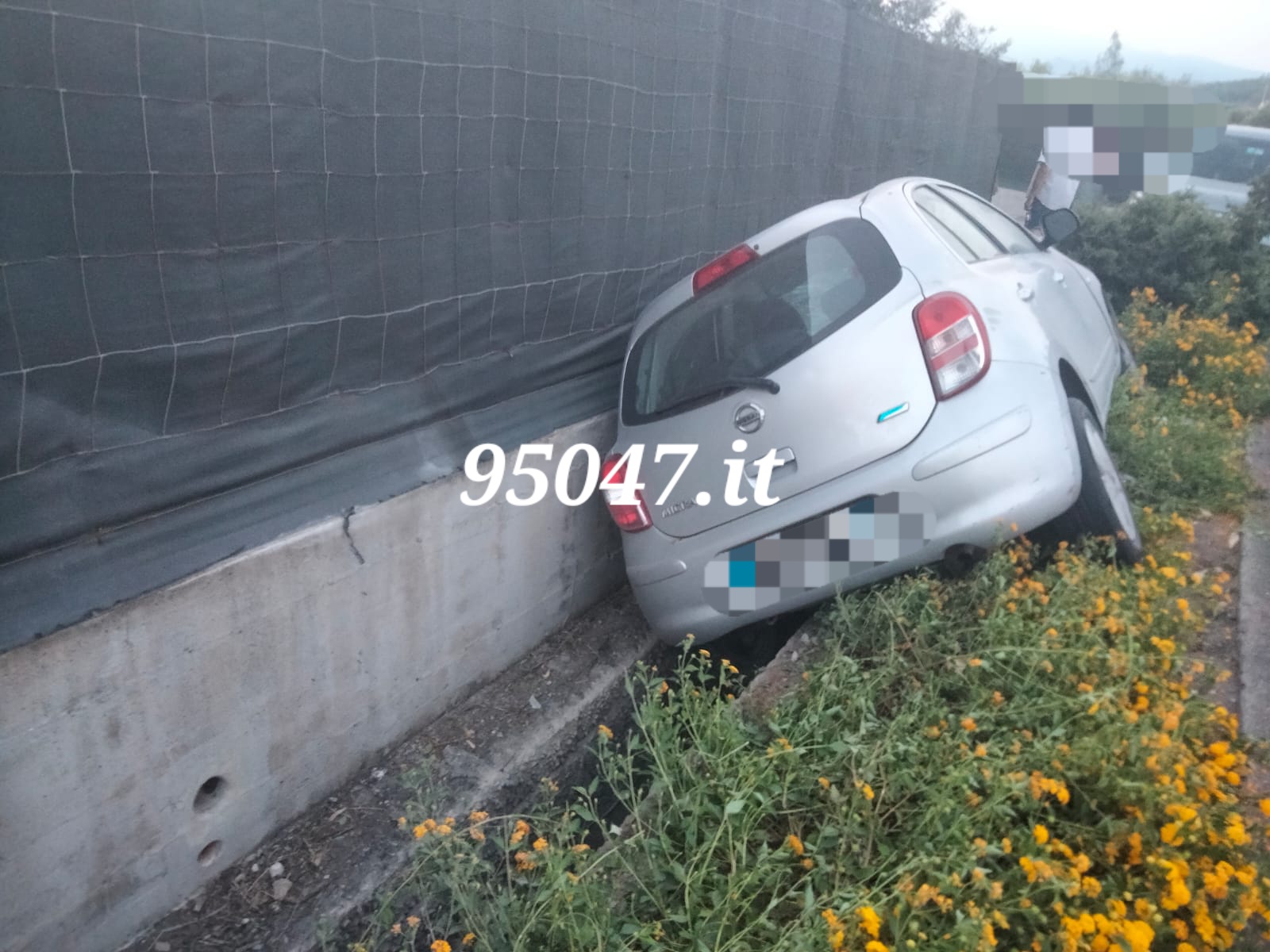 AUTO NEL FOSSATO A MOTTA SANT'ANASTASIA, FERITA UNA DONNA