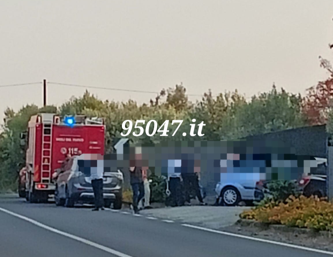 AUTO NEL FOSSATO A MOTTA SANT'ANASTASIA, FERITA UNA DONNA