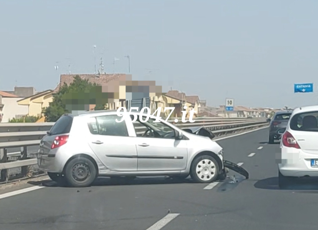 INCIDENTE SULLA SS121, AUTO CONTRO GUARDRAIL. RALLENTAMENTI
