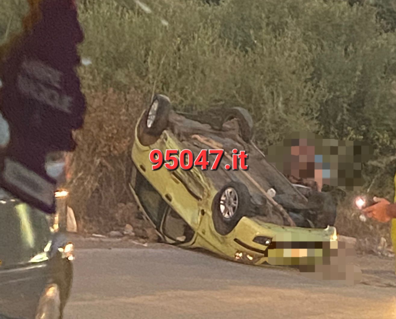 SCONTRO TRA DUE AUTO IN VIA BALATELLE, UNA SI RIBALTA