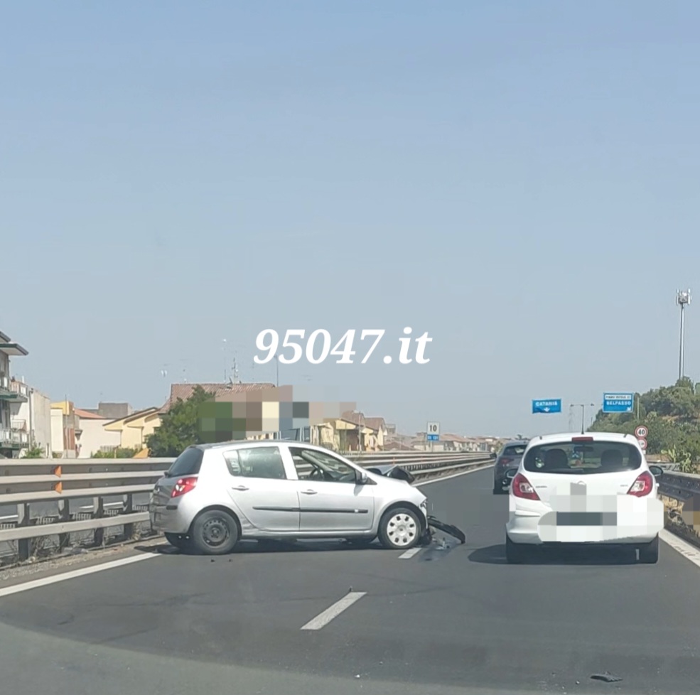 INCIDENTE SULLA SS121, AUTO CONTRO GUARDRAIL. RALLENTAMENTI