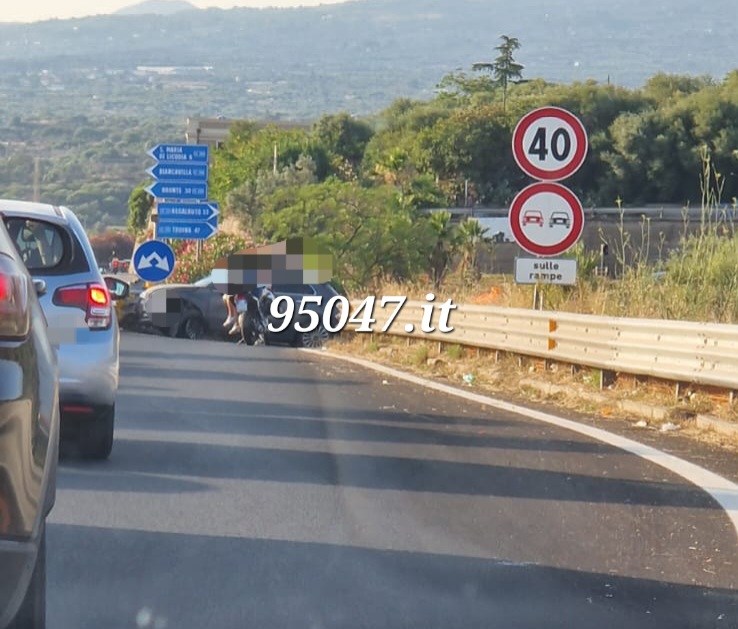 AUTO CONTRO GUARDRAIL NELLO SVINCOLO DI PATERNÒ