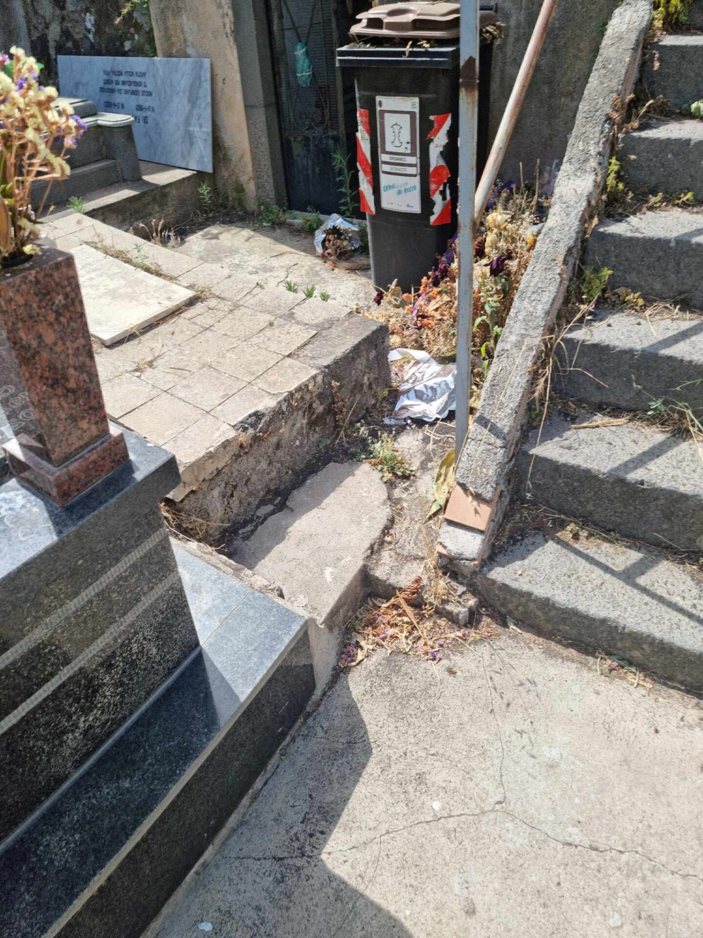 PATERNÒ: RICEVIAMO E PUBBLICHIAMO SEGNALAZIONE DI UNA NOSTRA LETTRICE SUL CIMITERO