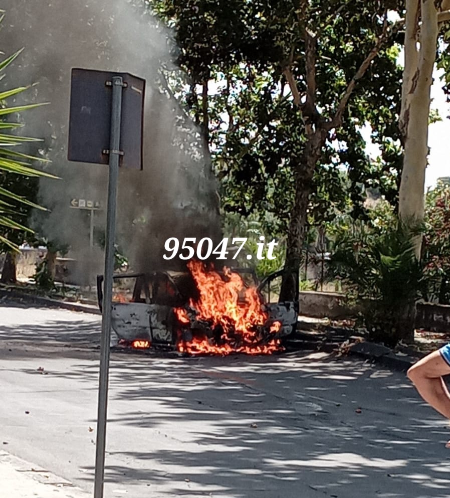 PATERNO'. AUTO IN SOSTA PRENDE FUOCO VICINO AL MERCATO