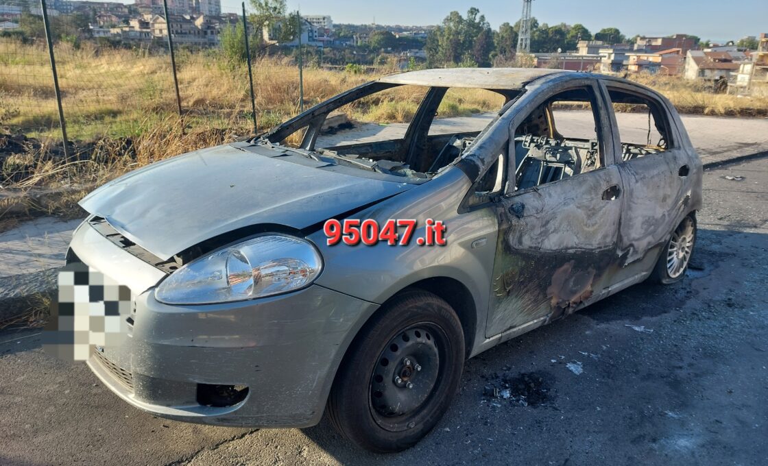PATERNO', AUTO A FUOCO NELLA NOTTE