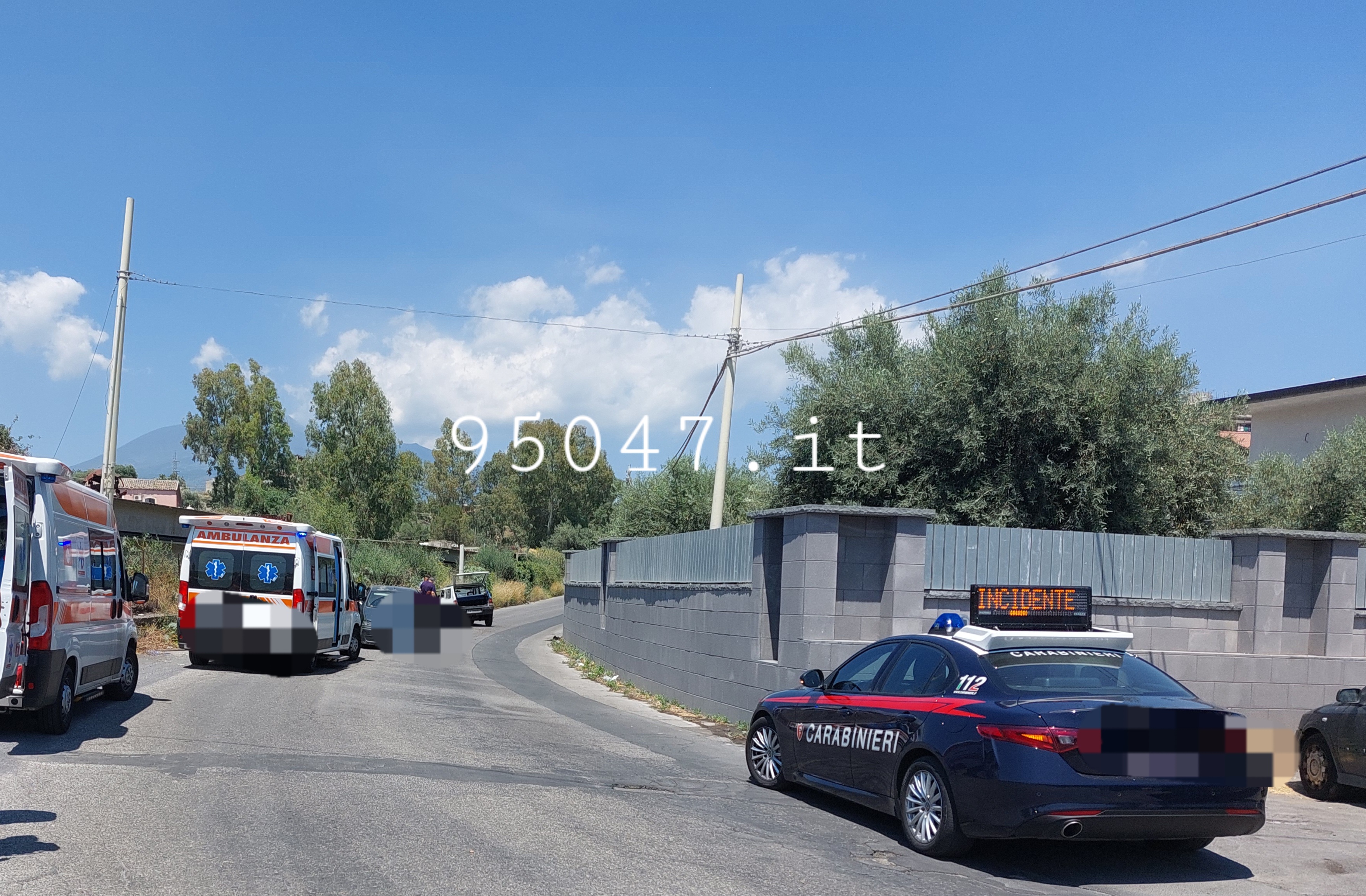 PATERNÒ. VIOLENTO SCONTRO TRA DUE AUTOVETTURE AI 'PIOPPI", SOCCORSI SUL POSTO E STRADA CHIUSA