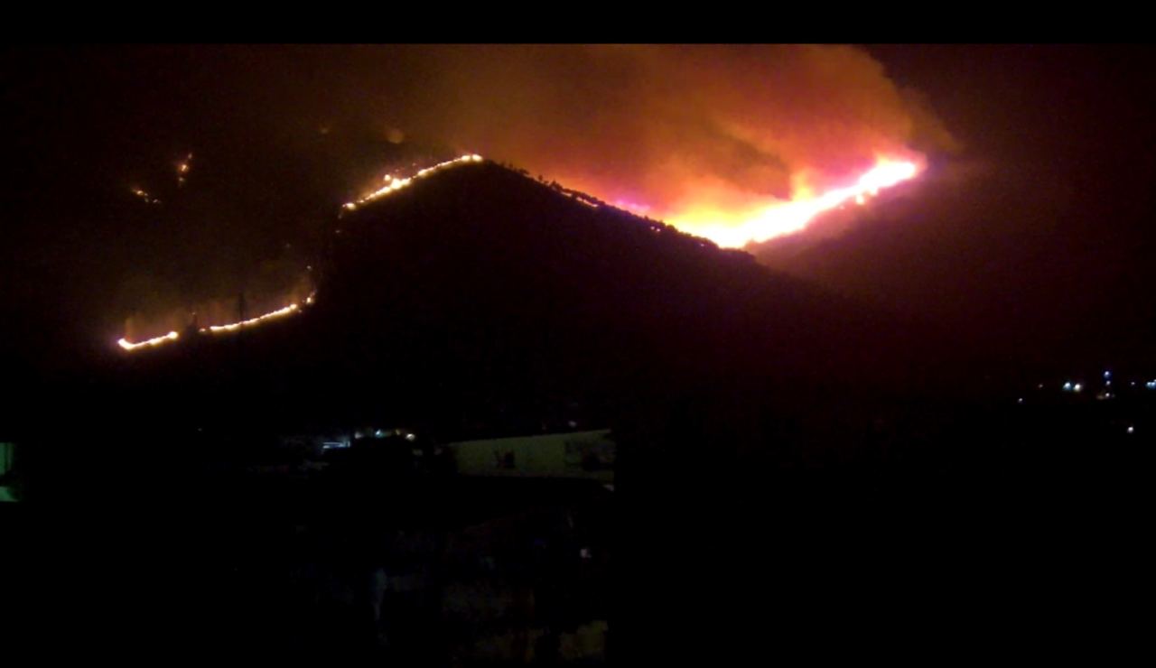 NOTTE DI PAURA A PALERMO, A FUOCO LE COLLINE INTORNO ALLA CITTÀ. LA PROTEZIONE CIVILE INVITA A NON USCIRE DI CASA A CAUSA DEL RISCHIO DIOSSINA.