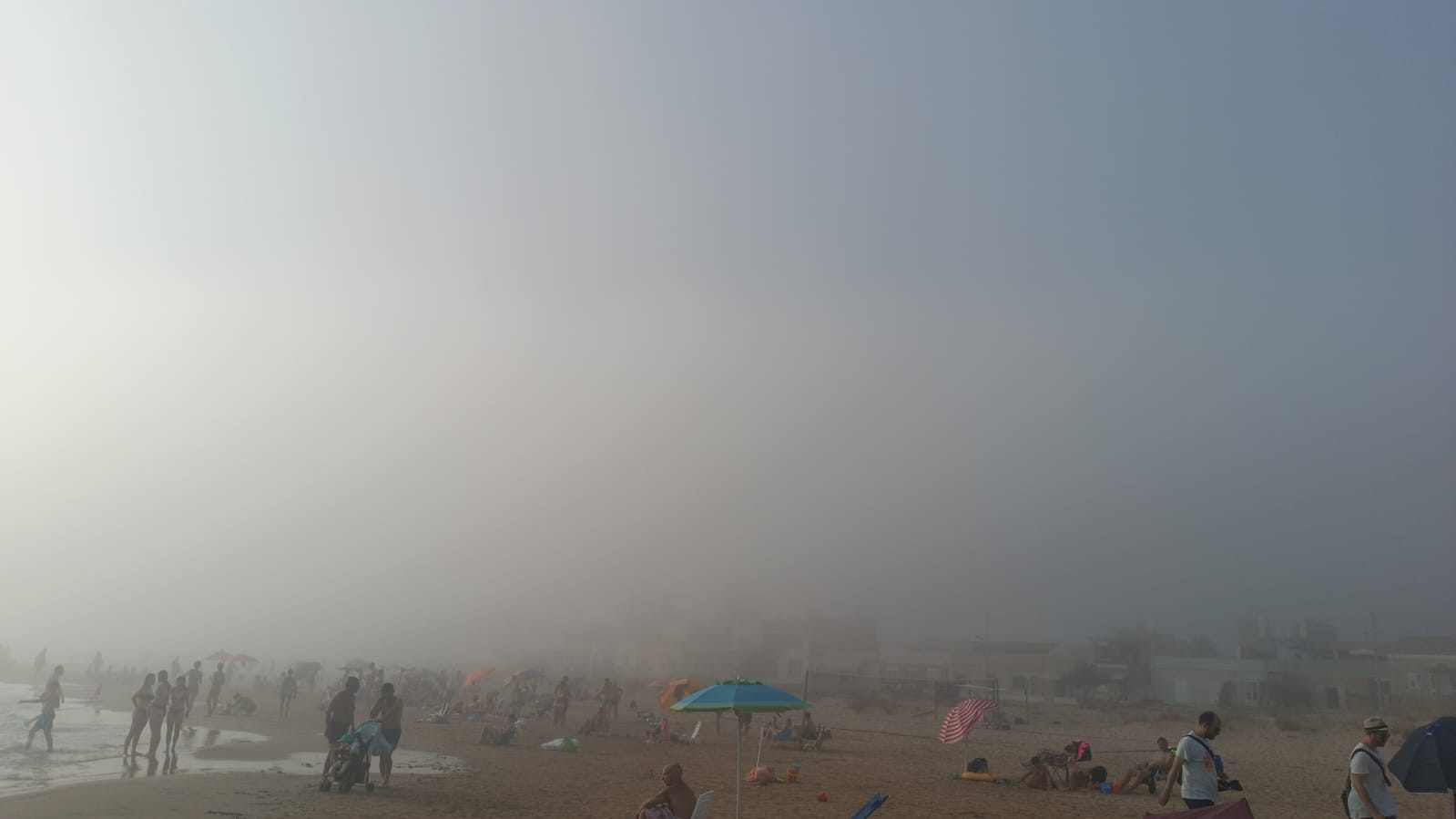 LA SPIAGGIA DI DONNALUCATA AVVOLTA DALLA "LUPA DI MARE". LE FOTO