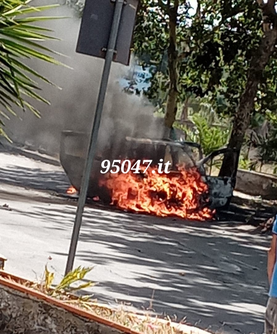 PATERNO'. AUTO IN SOSTA PRENDE FUOCO VICINO AL MERCATO