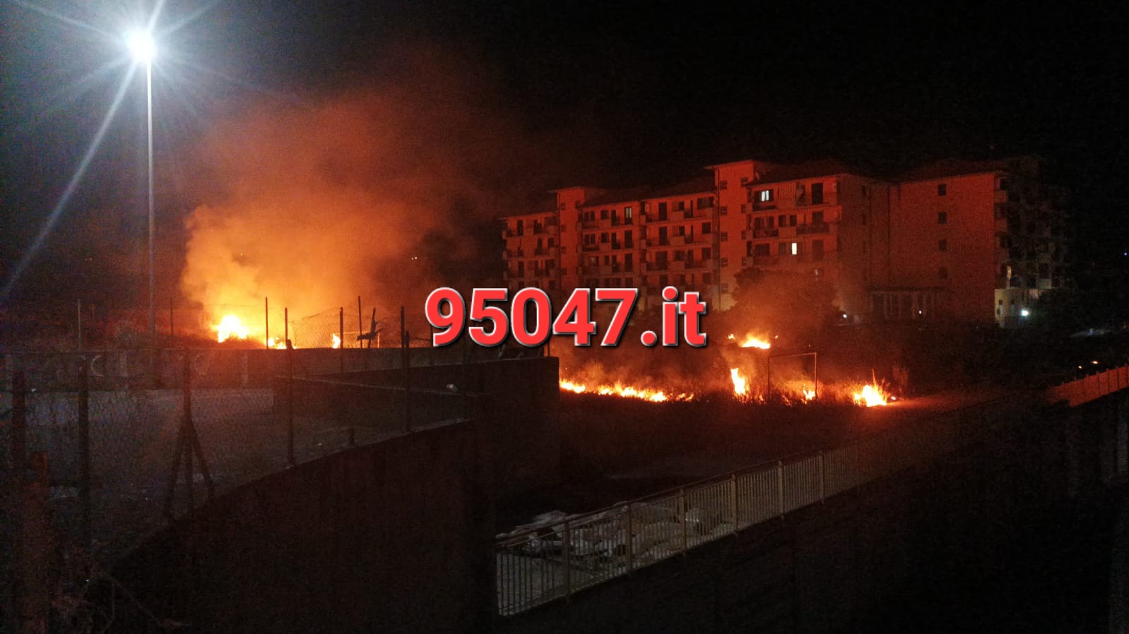 VASTO INCENDIO Di STERPAGLIE IN CORSO AL VIALE DEI PLATANI VICINO ALLE CASE, PAURA PER I RESIDENTI