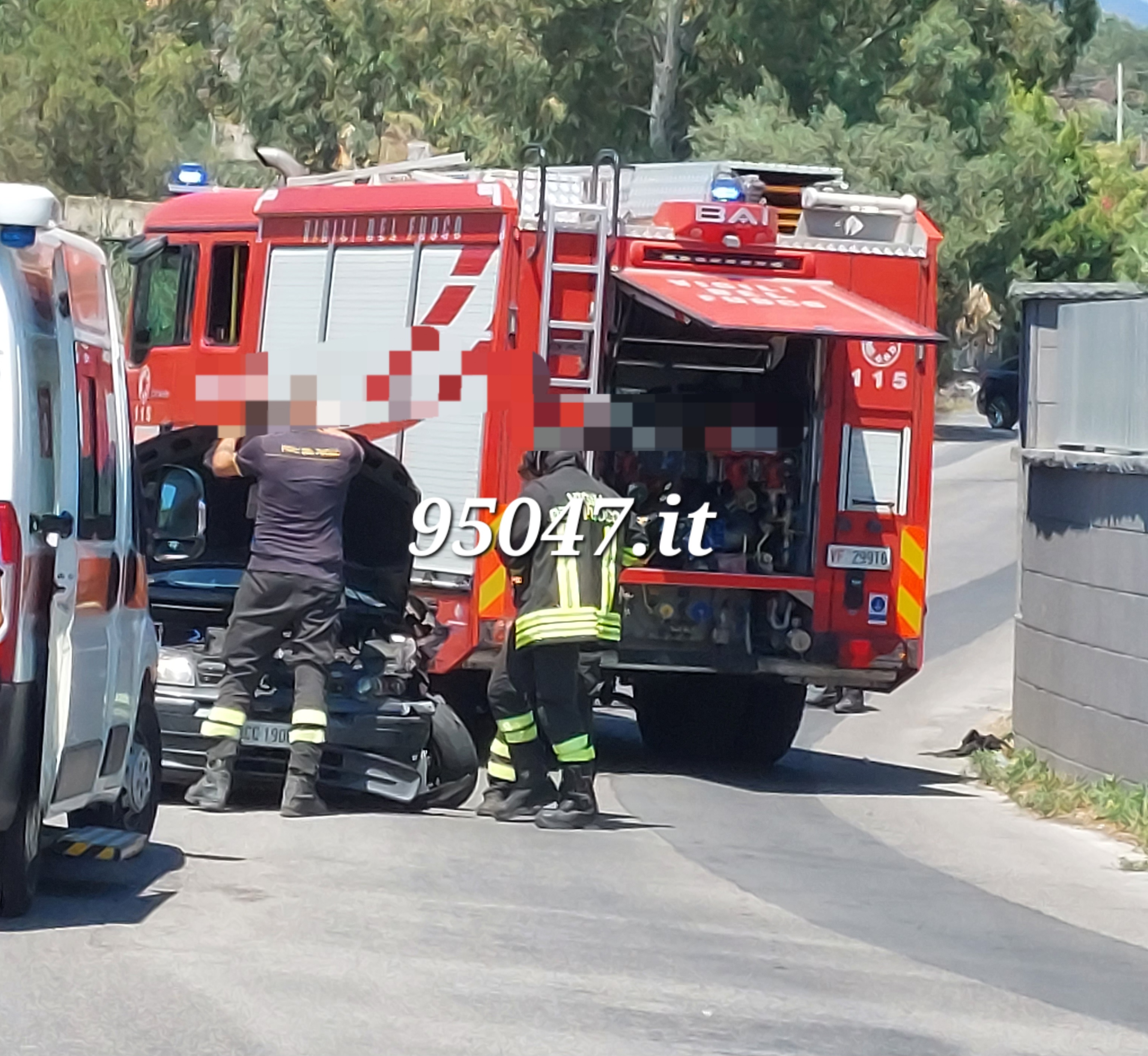PATERNÒ. VIOLENTO SCONTRO TRA DUE AUTOVETTURE AI 'PIOPPI", SOCCORSI SUL POSTO E STRADA CHIUSA