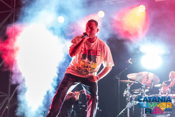 ERNIA FA CANTARE A SQUARCIAGOLA IL PUBBLICO DELLA VILLA BELLINI DI CATANIA