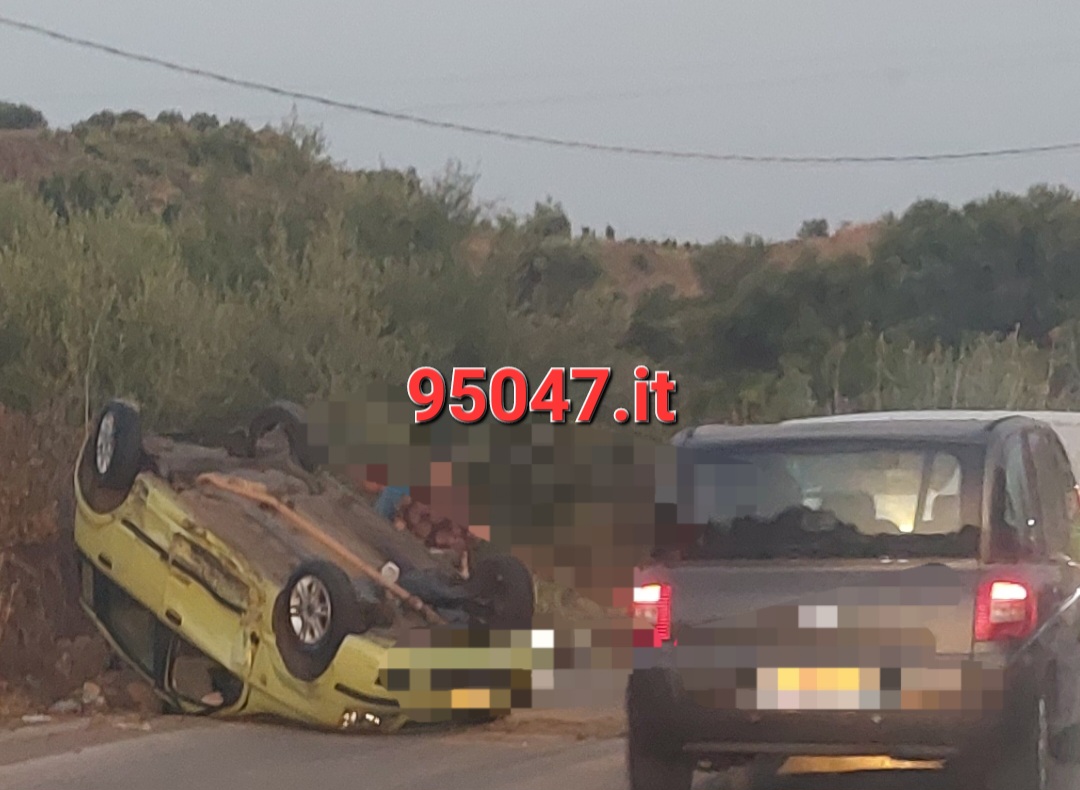 SCONTRO TRA DUE AUTO IN VIA BALATELLE, UNA SI RIBALTA