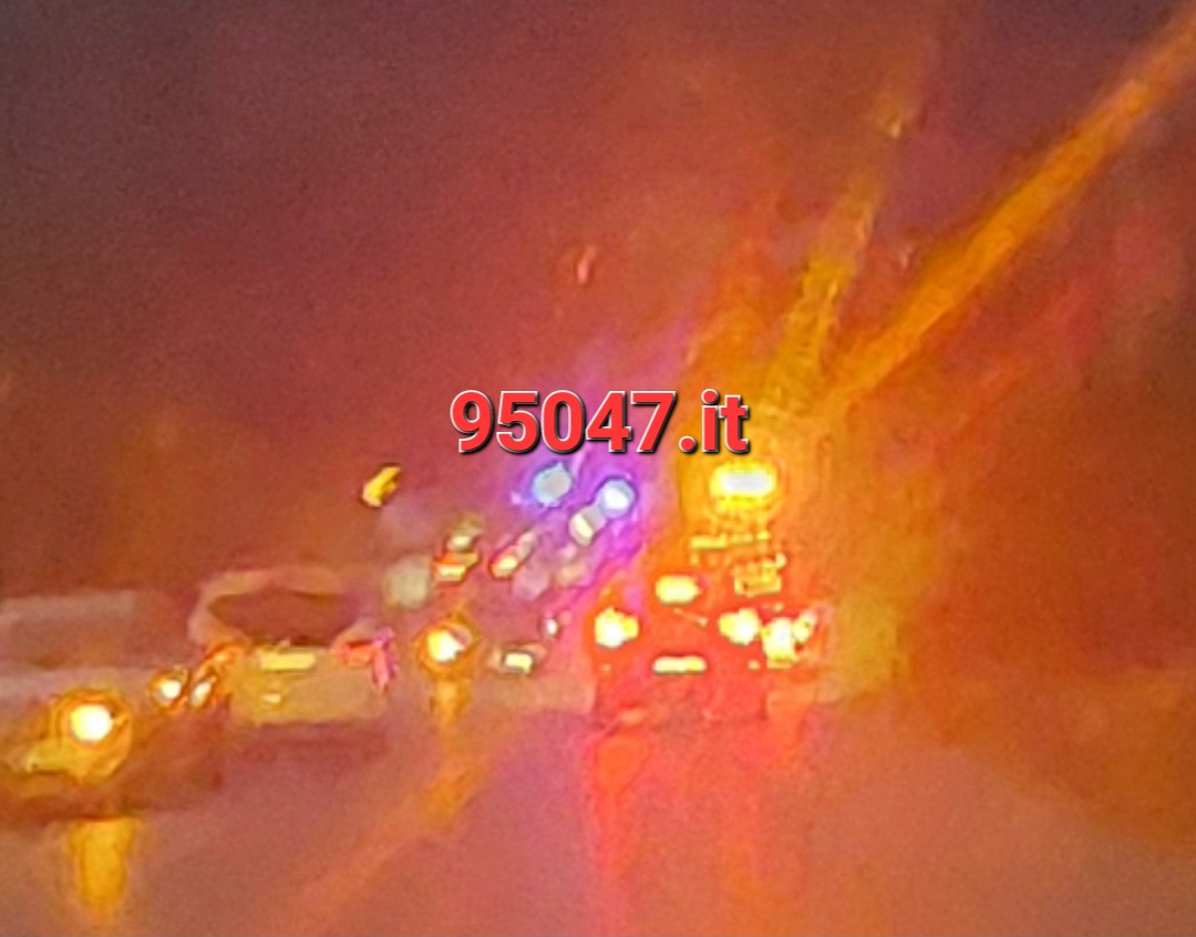 SCONTRO TRA DUE AUTO IN VIA BALATELLE, UNA SI RIBALTA