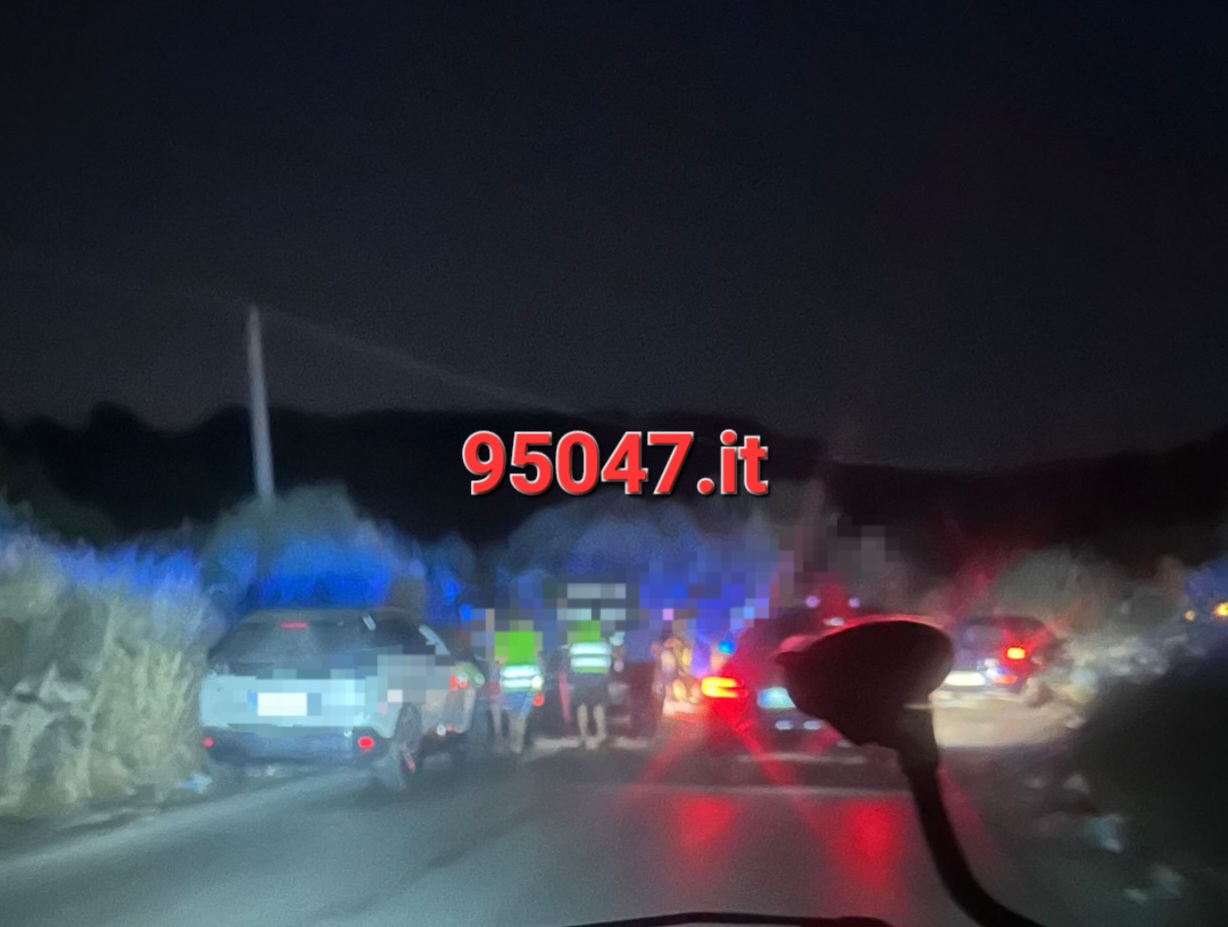 SCONTRO TRA DUE AUTO IN VIA BALATELLE, UNA SI RIBALTA