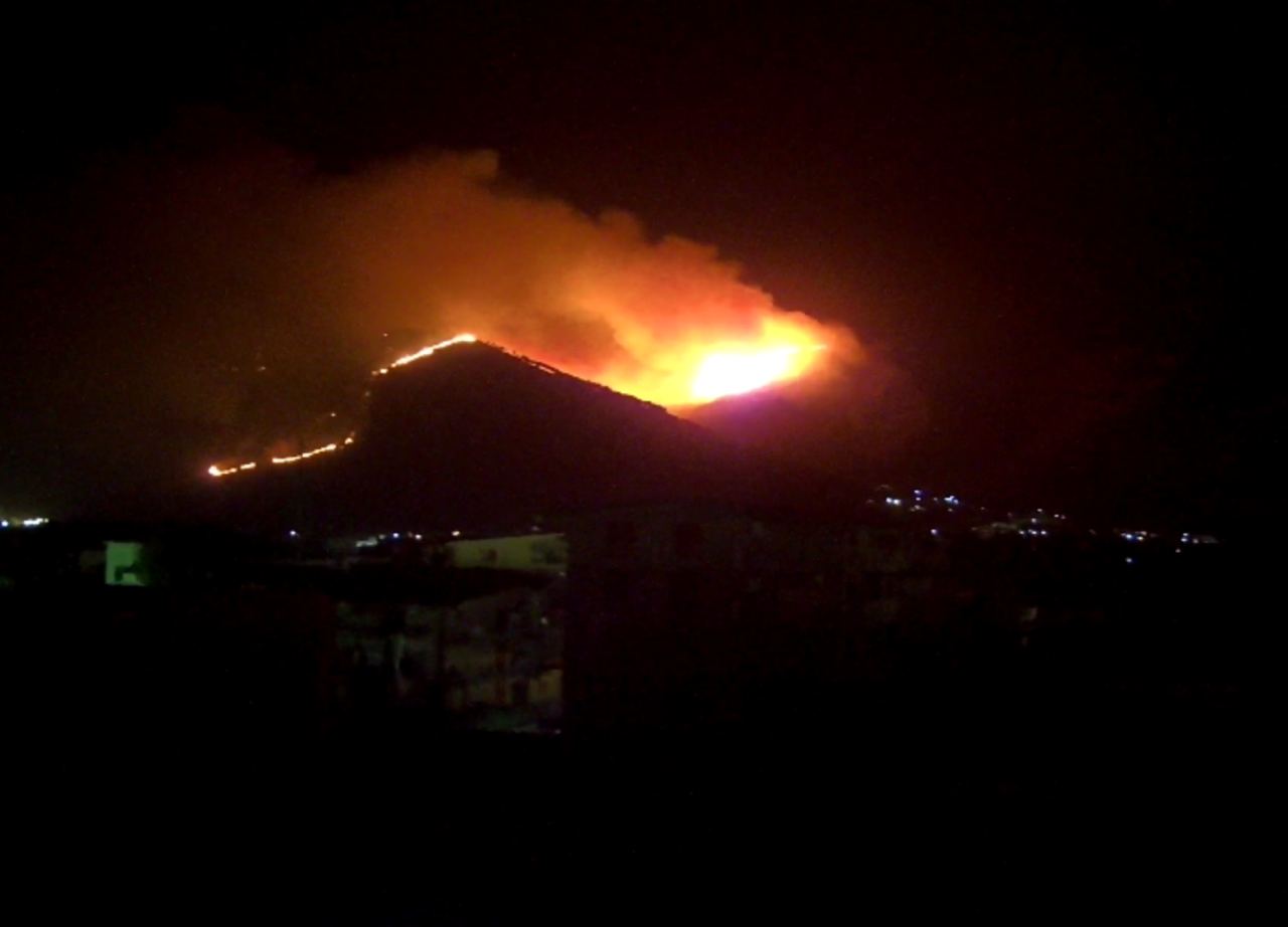 NOTTE DI PAURA A PALERMO, A FUOCO LE COLLINE INTORNO ALLA CITTÀ. LA PROTEZIONE CIVILE INVITA A NON USCIRE DI CASA A CAUSA DEL RISCHIO DIOSSINA.