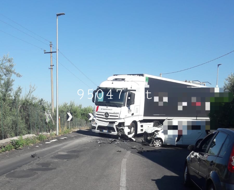 SCONTRO TIR AUTOVETTURA A SANTA MARIA DI LICODIA,  FERITI