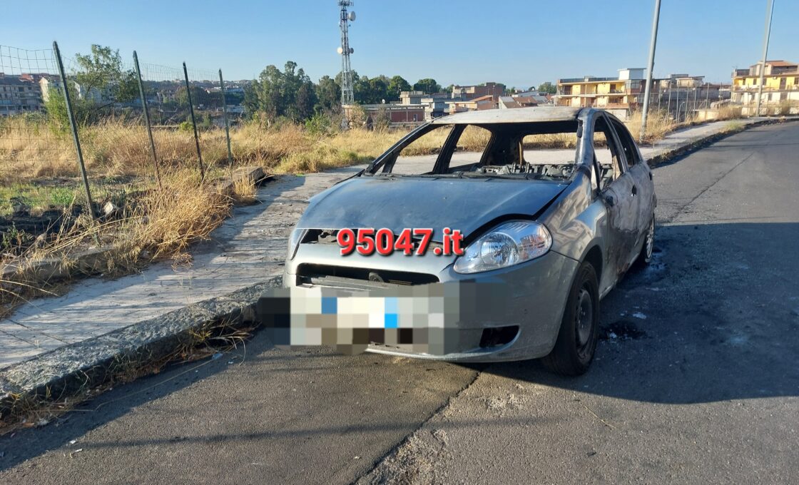 PATERNÒ, AUTO A FUOCO NELLA NOTTE