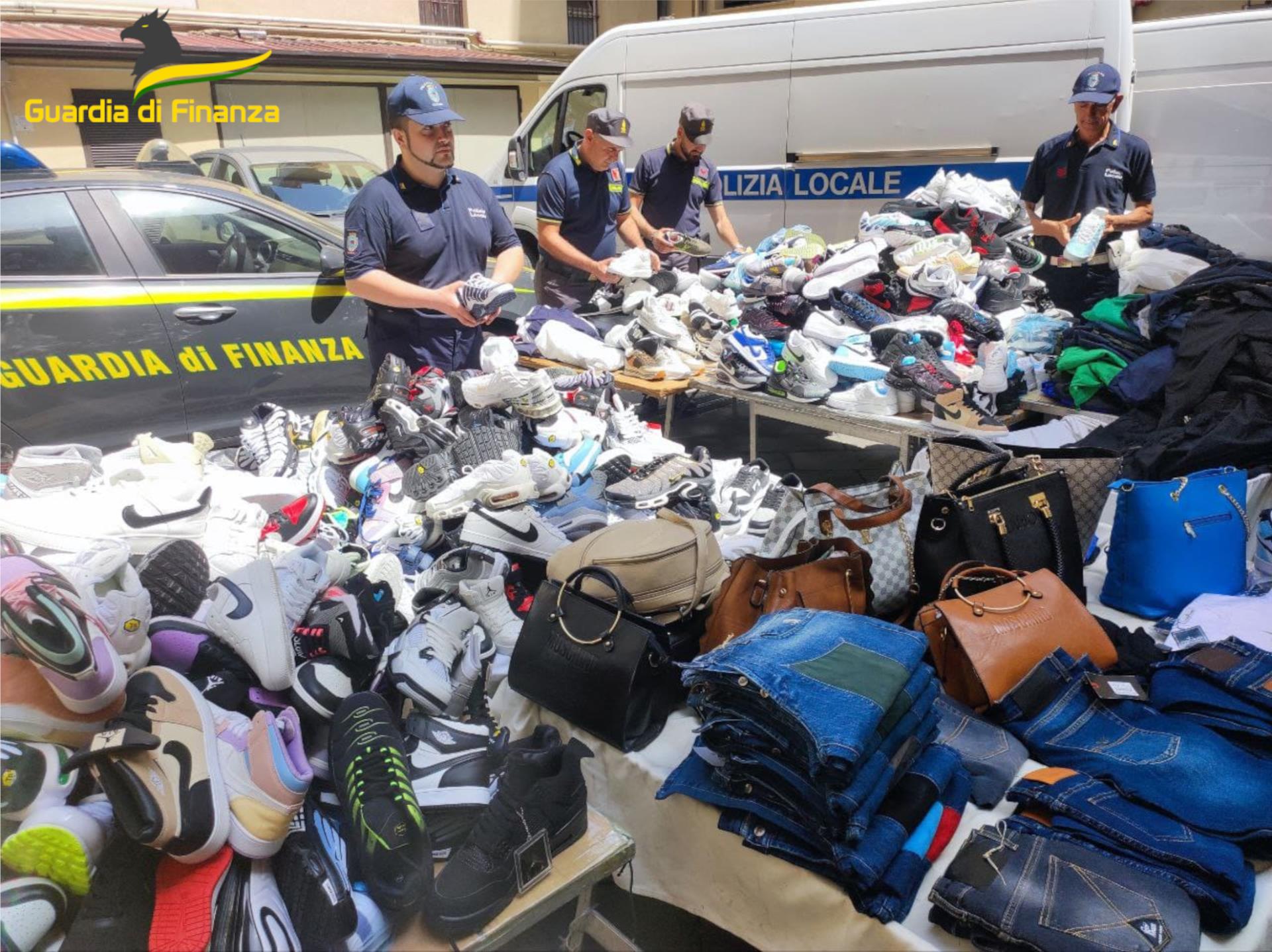 CATANIA. SCARPE, BORSE, MAGLIETTE TAROCCATE: OLTRE MILLE PRODOTTI SEQUESTRATI “A FERA O LUNI"