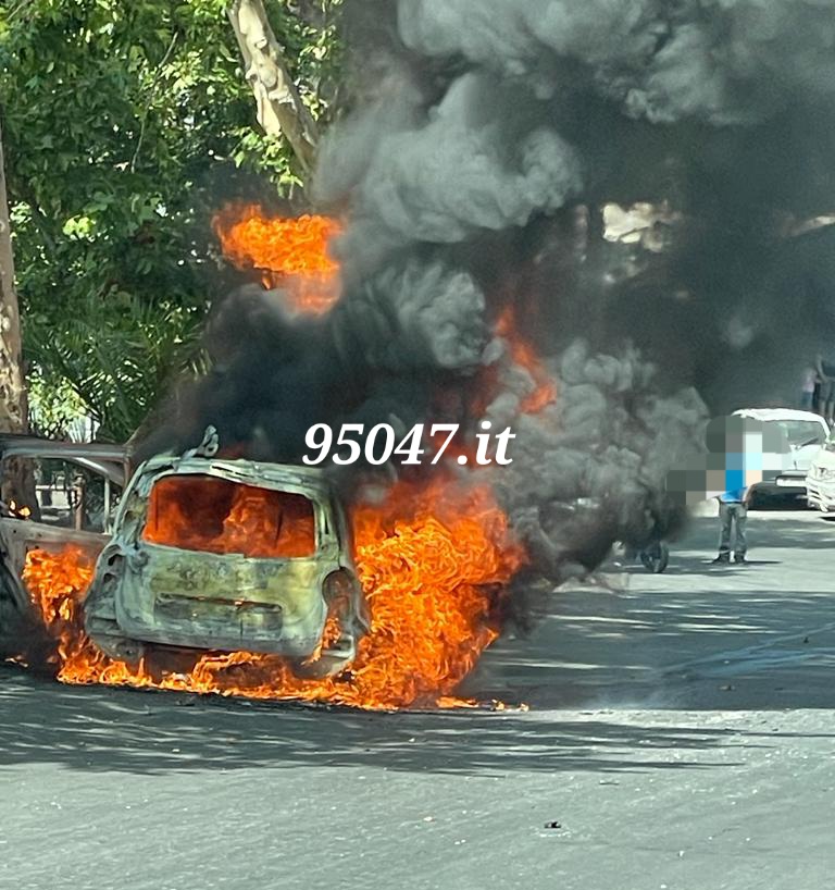 PATERNO'. AUTO IN SOSTA PRENDE FUOCO VICINO AL MERCATO