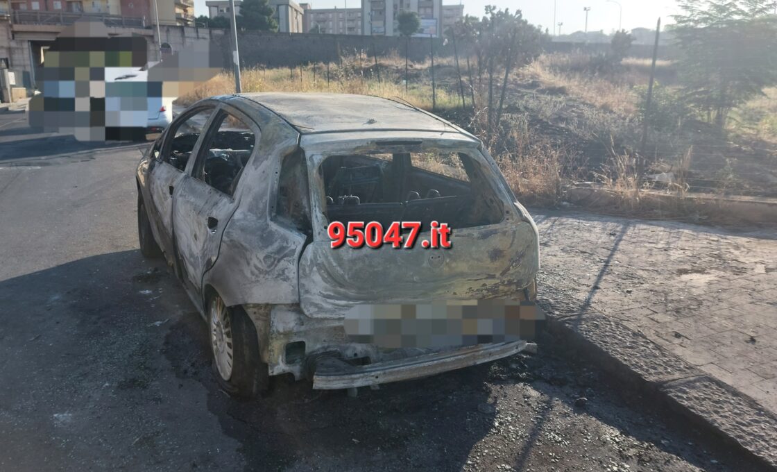 PATERNÒ, AUTO A FUOCO NELLA NOTTE