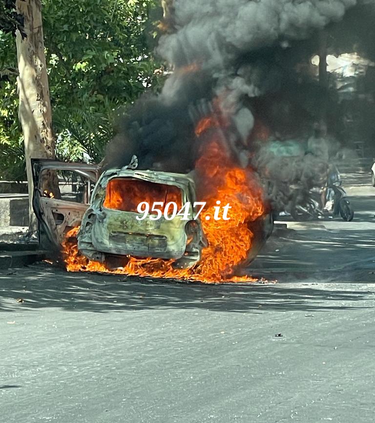 PATERNO'. AUTO IN SOSTA PRENDE FUOCO VICINO AL MERCATO