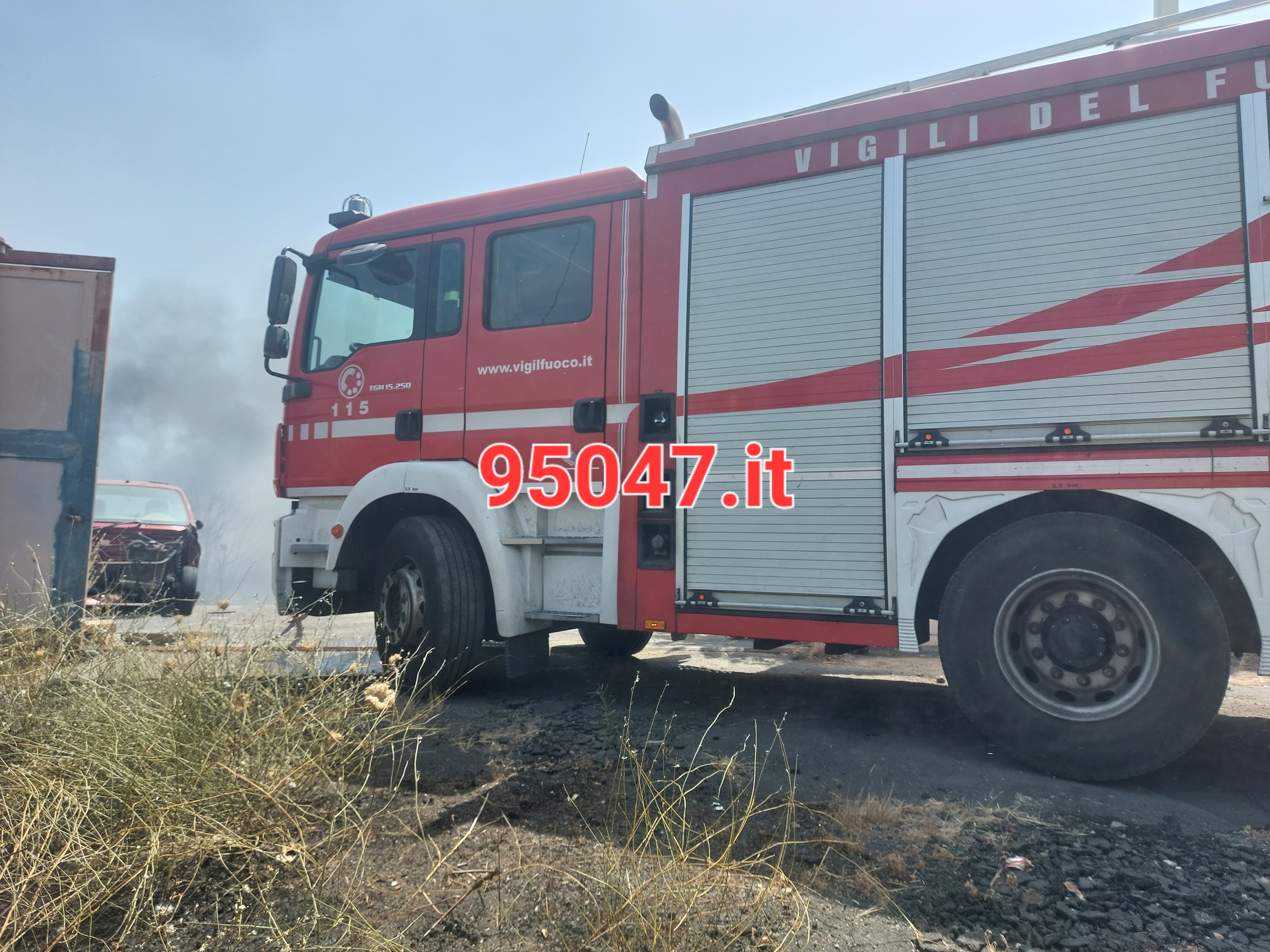 TANTI INCENDI IN PROVINCIA , PAURA A MASCALUCIA IL FUOCO LAMBISCE LE CASE. RESIDENTI EVACUATI