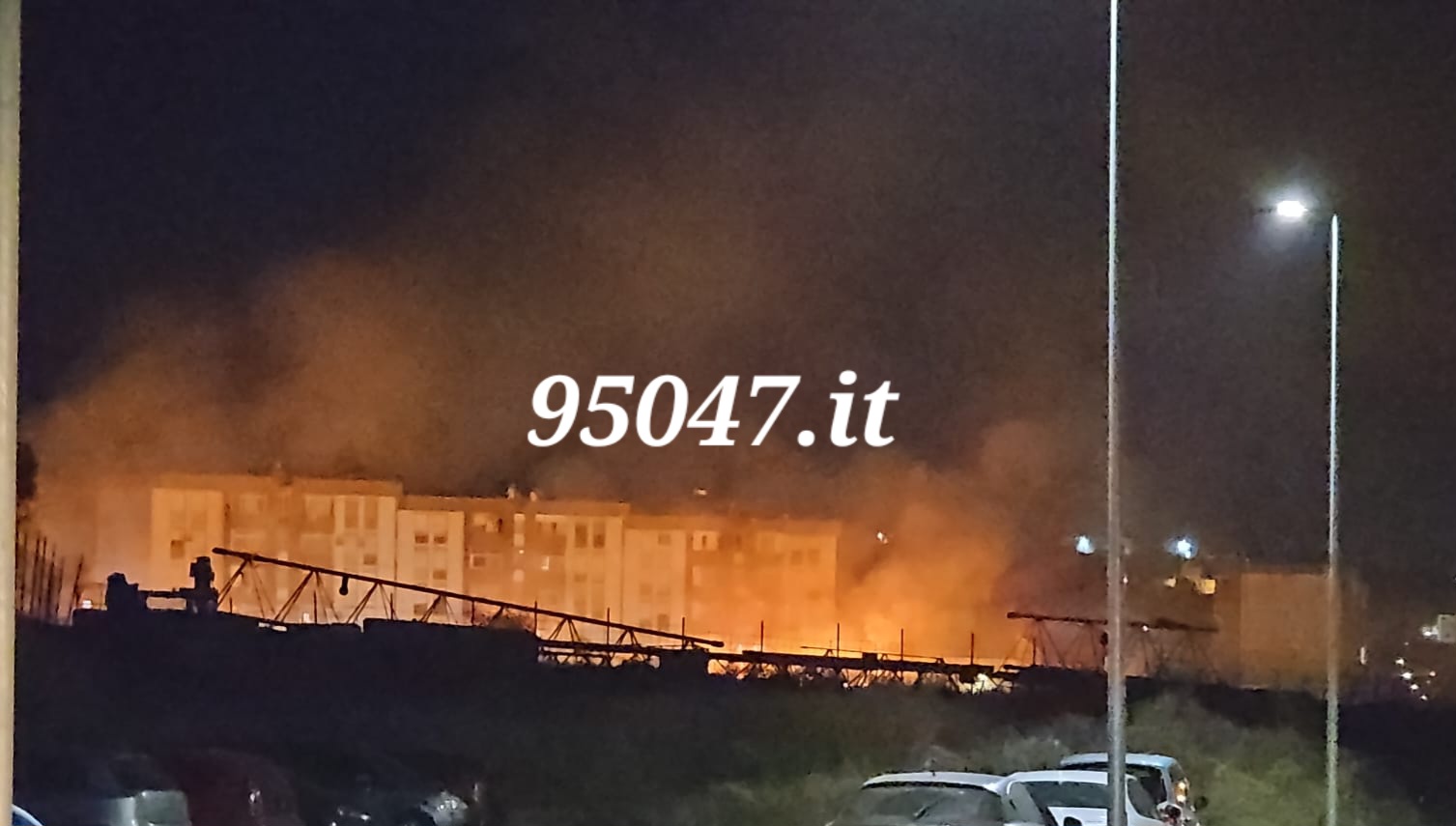 PATERNÒ, VASTO INCENDIO IN CORSO NELL'AREA TRA IL VIALE DEI PLATANI E LA VIA MONGIBELLO. LE FOTO