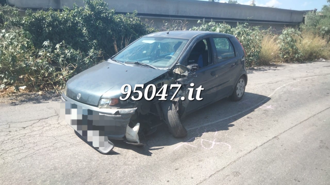 PATERNÒ. VIOLENTO SCONTRO TRA DUE AUTOVETTURE AI 'PIOPPI", SOCCORSI SUL POSTO E STRADA CHIUSA