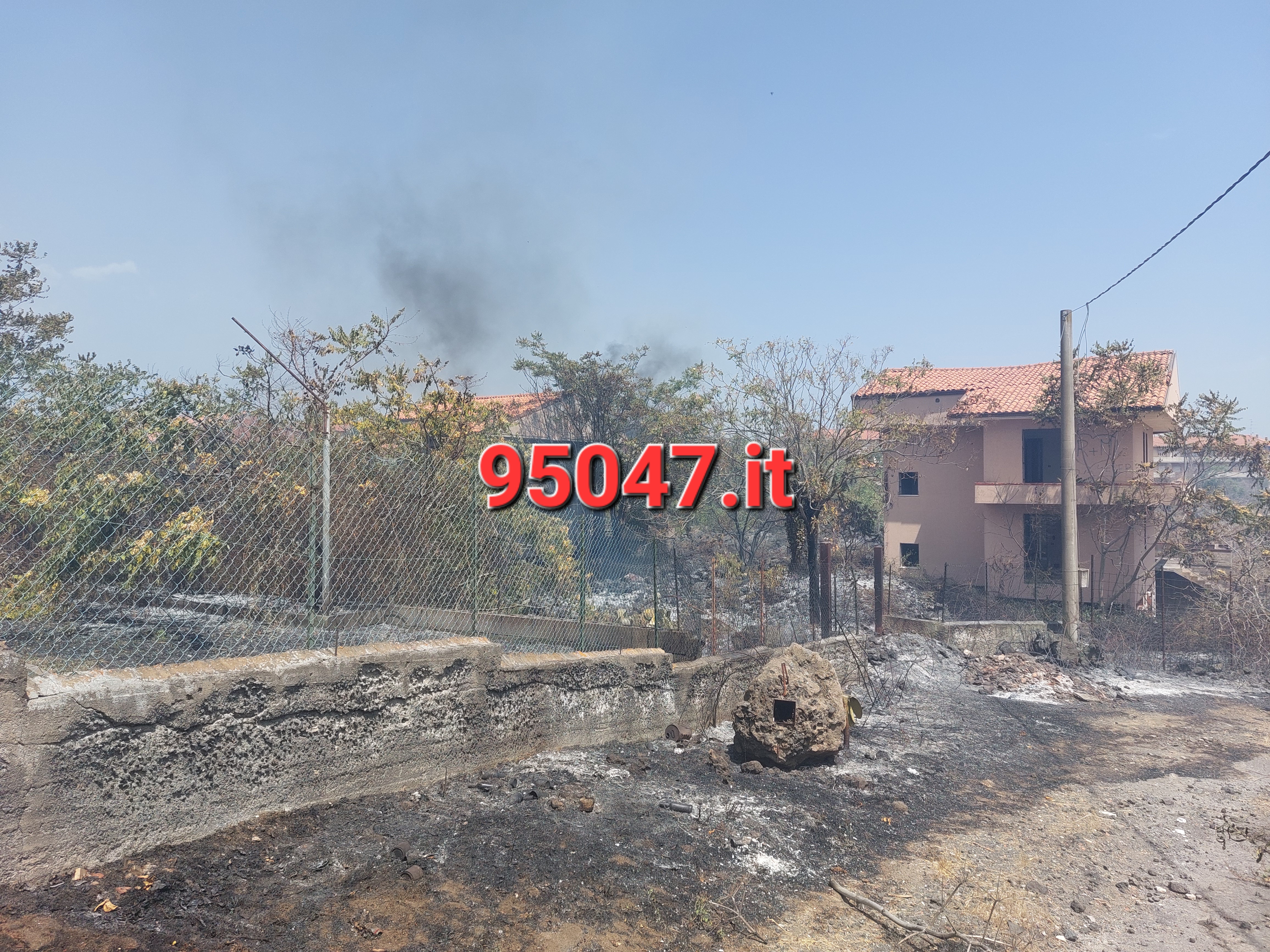 TANTI INCENDI IN PROVINCIA , PAURA A MASCALUCIA IL FUOCO LAMBISCE LE CASE. RESIDENTI EVACUATI