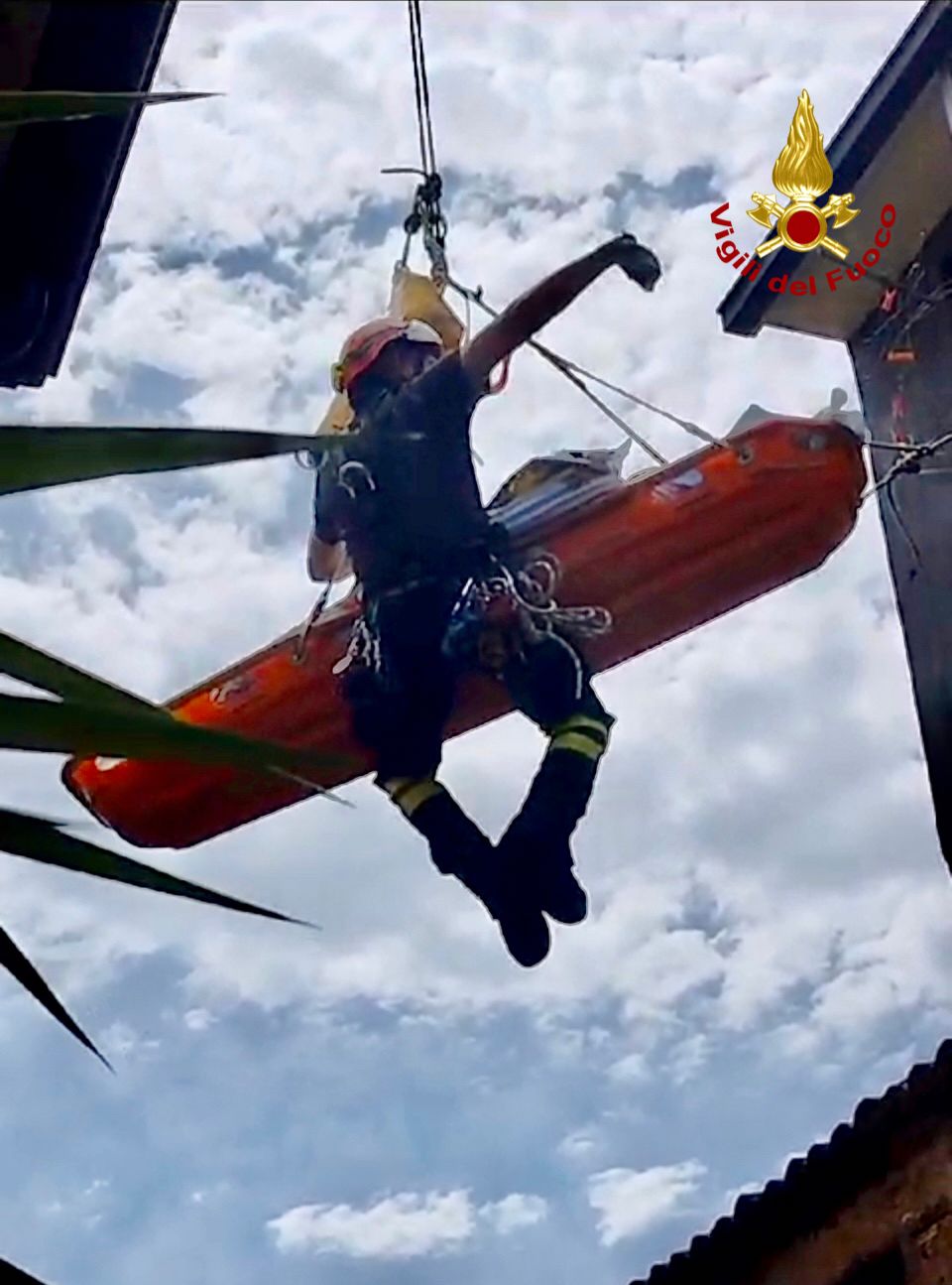 RANDAZZO, I VIGILI DEL FUOCO ASSISTONO UNA PERSONA IN DIFFICOLTÀ