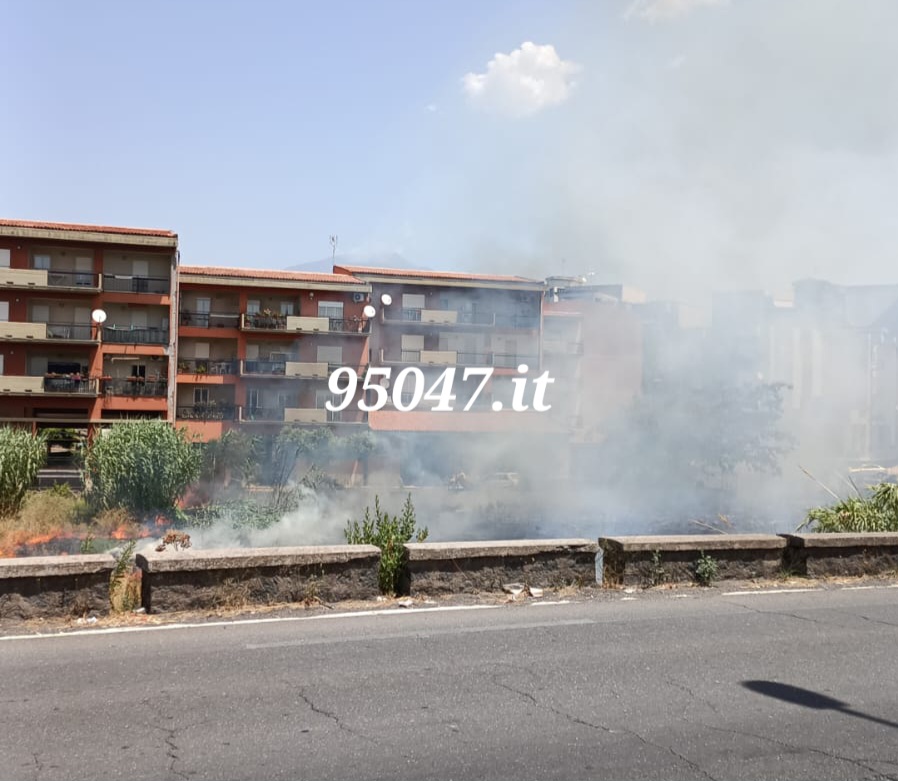 PATERNÒ: INCENDIO DI STERPAGLIE IN ZONA CORSO ITALIA – DENSA COLONNA DI FUMO GRIGIO