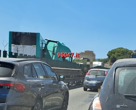 INCIDENTE SULLA SS121, TIR FINISCE LA SUA CORSA IN SENSO CONTRARIO DI MARCIA