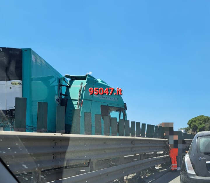 INCIDENTE SULLA SS121, TIR FINISCE LA SUA CORSA IN SENSO CONTRARIO DI MARCIA