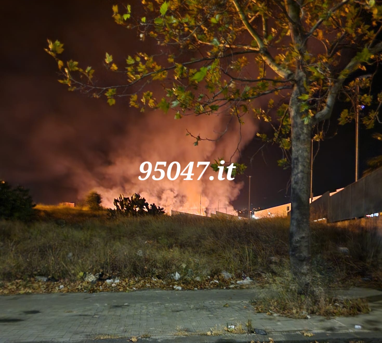 PATERNÒ, VASTO INCENDIO IN CORSO NELL'AREA TRA IL VIALE DEI PLATANI E LA VIA MONGIBELLO. LE FOTO