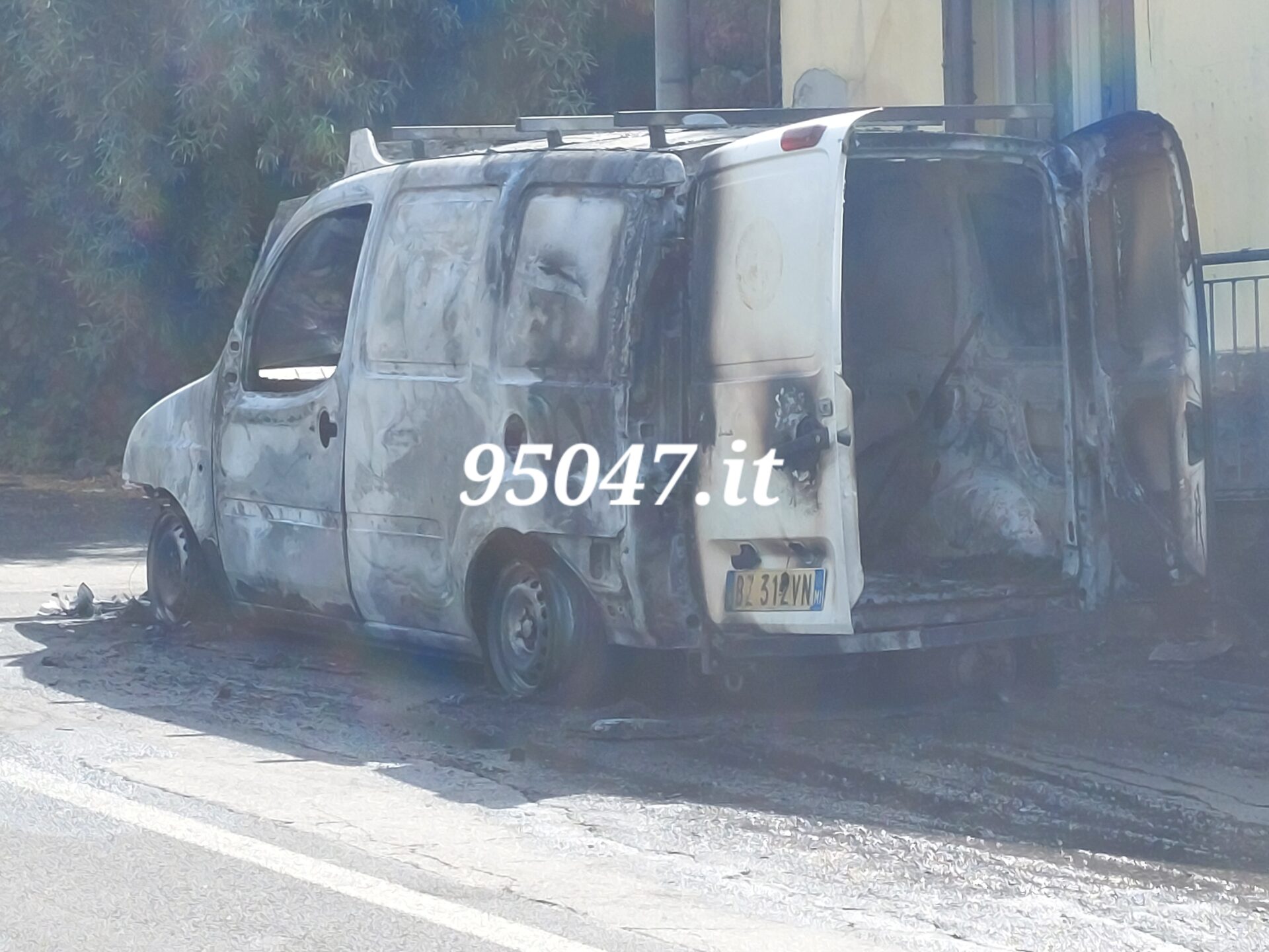 FURGONE PRENDE FUOCO IN MARCIA A RAGALNA