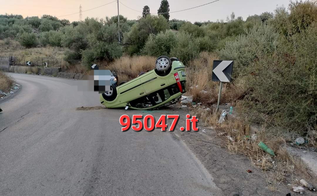 SCONTRO TRA DUE AUTO IN VIA BALATELLE, UNA SI RIBALTA