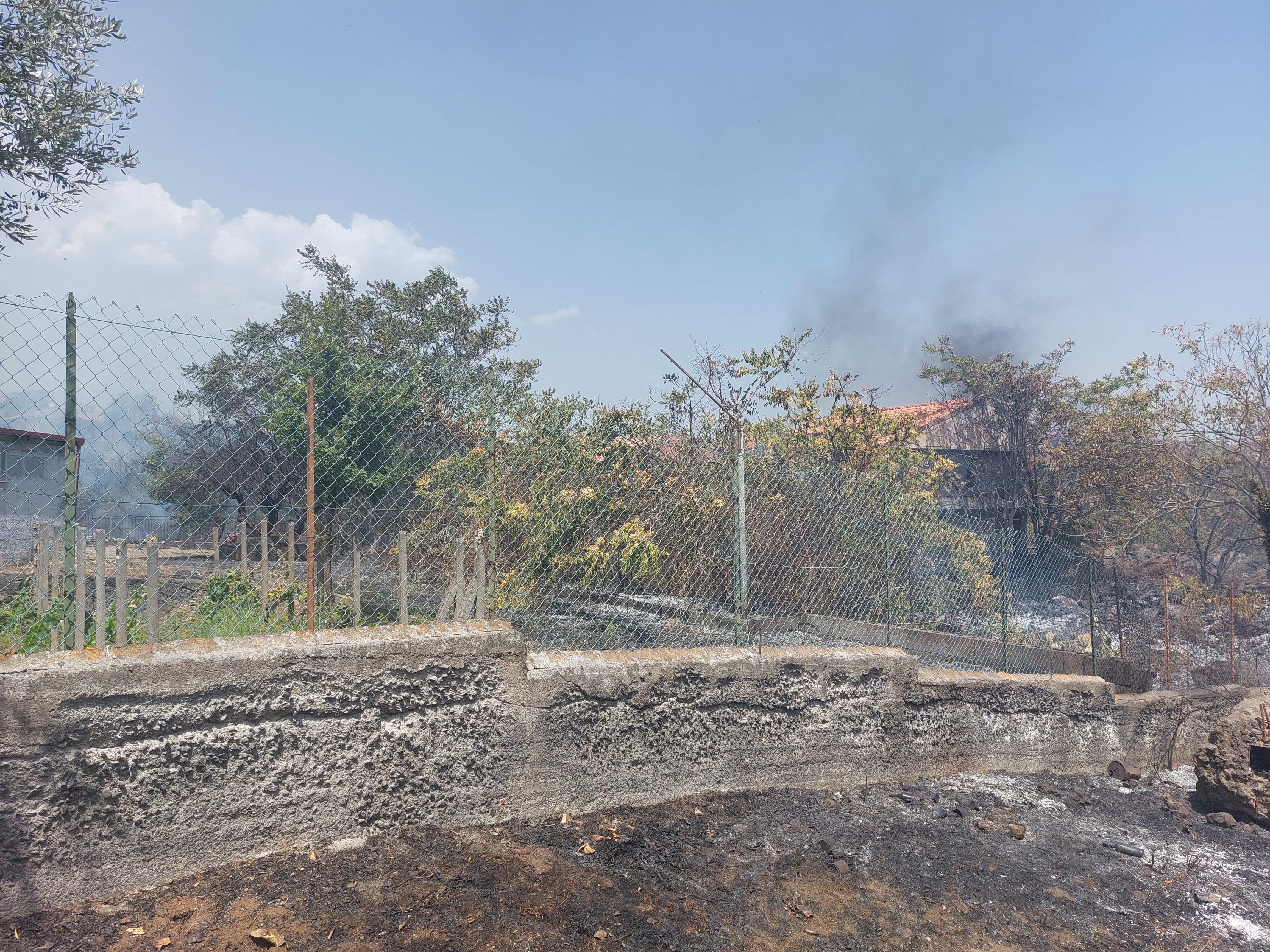 TANTI INCENDI IN PROVINCIA , PAURA A MASCALUCIA IL FUOCO LAMBISCE LE CASE. RESIDENTI EVACUATI